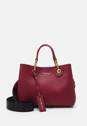 Rød Emporio Armani læderhåndtaske med guldfarvet hardware, to håndtag, sort skulderrem og mærkevare tag på hvid baggrund.