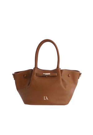 Bolso de piel marrón con asas dobles, textura suave, etiqueta decorativa, herrajes en tono dorado y detalle del logo en la parte frontal.