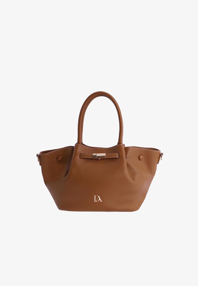 Bolso de piel marrón con asas dobles, textura suave, etiqueta decorativa, herrajes en tono dorado y detalle del logo en la parte frontal.