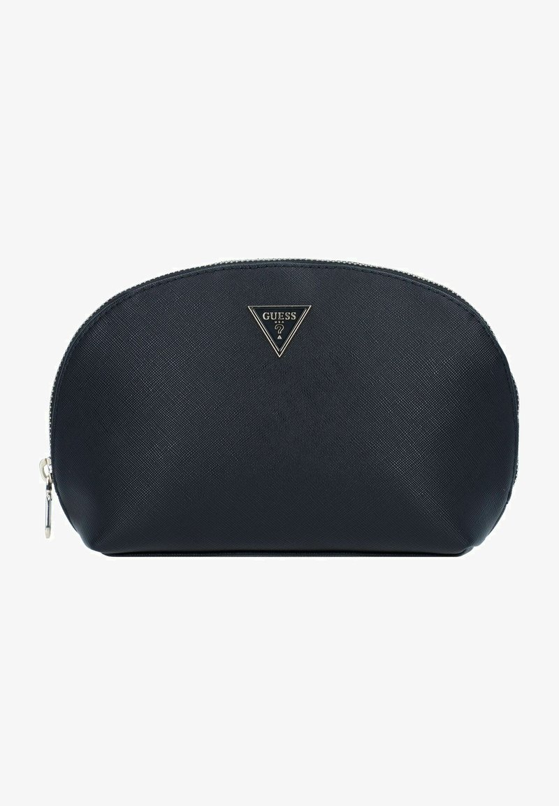 Neceser de maquillaje negro con forma redondeada, superficie texturada y herrajes plateados. Presenta un logo triangular en la parte frontal. Cierre de cremallera.