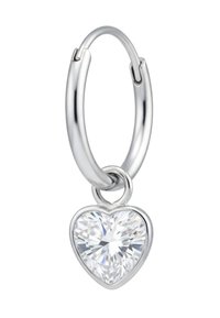 Zilveren oorring in de vorm van een ring met een heldere kristallen hanger in hartvorm, glanzende afwerking en een gladde textuur.