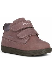 Botas de tobillo impermeables rosas con dos correas de Velcro, parte superior de ante, suela de goma y acentos en marrón oscuro contrastantes. Logo de Geox visible.