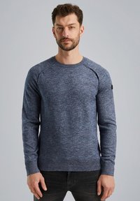 Dunkelblauer Pullover mit meliertem Textur, ausgestattet mit einem Rundhalsausschnitt und Raglanärmeln. Gerippte Bündchen und Saum; kleines Logo-Detail.