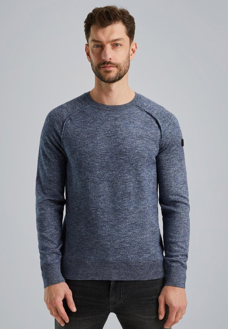Dunkelblauer Pullover mit meliertem Textur, ausgestattet mit einem Rundhalsausschnitt und Raglanärmeln. Gerippte Bündchen und Saum; kleines Logo-Detail.