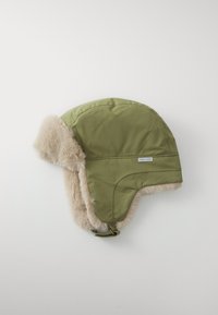 Chapeau rembourré vert olive avec doublure en fausse fourrure. Comprend des rabats d'oreilles, une sangle de menton réglable et une petite étiquette avec un détail texte.