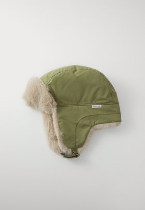 Chapéu acolchoado verde-oliva com forro de pele sintética. Apresenta abas para as orelhas, correia ajustável para o queixo e uma pequena etiqueta com detalhes em texto.