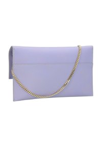 Fliederfarbene Clutch aus synthetischem Leder mit klappbarem Überschlag, goldener Kettenriemen und dezenten Steppnähten entlang der Ränder.
