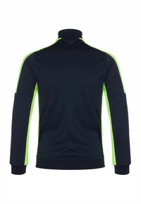 Chaqueta azul marino con cuello alto, que presenta franjas laterales y puños de un verde brillante. Hecha de un material liso y ligero, diseñada para proporcionar comodidad.