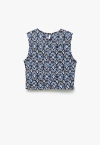 Top corto sin mangas en una base azul marino con un patrón de diamante en azul y blanco. Tejido suave, cuello redondeado y corte relajado.