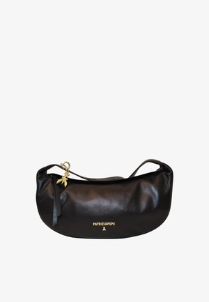 Borsa a spalla in pelle nera con forma curva, accessori in oro, logo frontale e un charm decorativo. Texture liscia con un design minimalista.