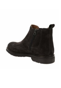 Stivale Chelsea in suede marrone con zip laterale completa, dettagli brogue, punta arrotondata e suola in gomma texture.