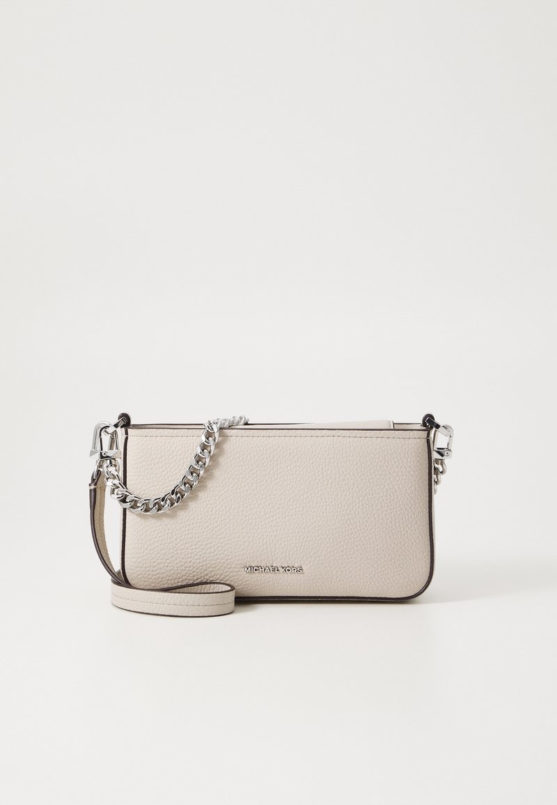 Beige Leder-Umhängetasche mit strukturierter Oberfläche, silberner Kettenriemen und Branding auf der Vorderseite; rechteckige Form, minimalistisches Design.