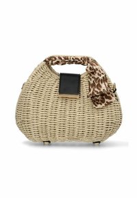 Bolso de paja trenzada con forma redondeada, color beige claro, herrajes negros y un acento de bufanda de estampado de leopardo marrón en el asa.