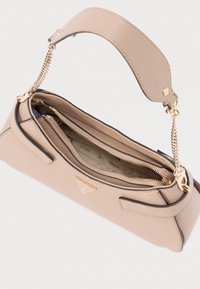 Borsa a mano beige con esterno testurizzato, dettagli in oro, tracolla a catena e doppio scomparto con cerniera. Presenta il logo del marchio sul davanti.