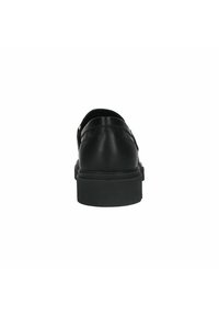 Zwarte leren schoen met een gladde afwerking, een platte rubberen zool en een ontwerp met een achterband. Beschikt over een ronde neus en minimale hardware accenten.