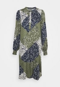 Långärmad klänning med en lapptäckesdesign i grön, marinblå och vit med blommiga och djurmönster. Knapplist vid halslinningen.