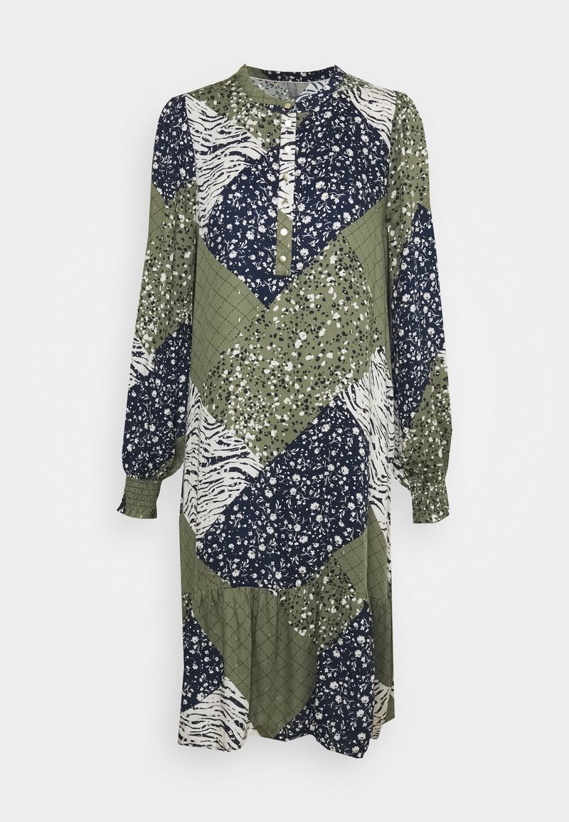 Långärmad klänning med en lapptäckesdesign i grön, marinblå och vit med blommiga och djurmönster. Knapplist vid halslinningen.