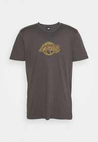 Camiseta de cuello redondo en gris oscuro con el logo amarillo de los Angeles Lakers de baloncesto centrado en el pecho.