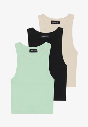 Három ujjatlan top menta zöld, fekete és bézs színben; bordázott anyagból készült, kerek nyakkivágással. A márkajelzés látható.