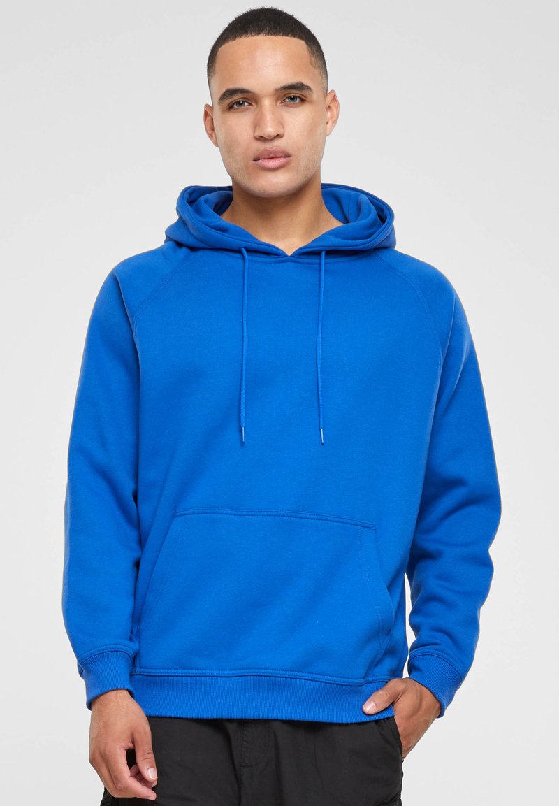 Sudadera azul hecha de un tejido suave que presenta un bolsillo canguro en la parte frontal, capucha con cordón ajustable y puños y dobladillo acanalados.