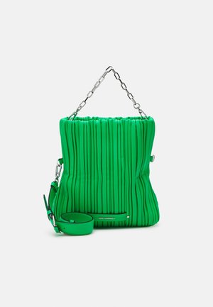 Vihreä laskostettu laukku, joka on valmistettu pehmeästä materiaalista ja siinä on hopeinen ketjuhandle ja säädettävä olkahihna. Mukana pieni yhteensopiva pussukka.