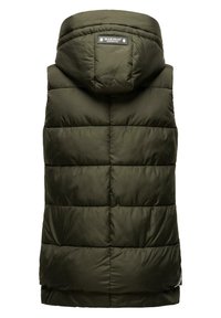 Gilet en duvet vert avec une capuche, présentant un design matelassé. Fabriqué en matériau synthétique brillant avec une étiquette au cou. Pas de poches visibles.