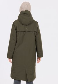 Pitkä oliivinvihreä takki hupulla, jossa on slim fit -profiili ja takaa avautuva tuuletusaukko, valmistettu sileästä, vedenkestävästä materiaalista.