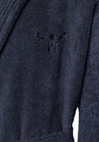 Marineblauer Frottee-Bademantel mit weicher Textur, ausgestattet mit einem gestickten Figurenlogo auf der Brust und einem Schalkragen-Design.