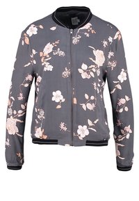 Giacca bomber grigia con motivi floreali in rosa e bianco, colletto e polsini neri, e chiusura con zip frontale.