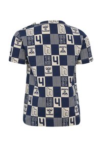 Kortärmad marinblå T-shirt med ett geometriskt mönster i krämfärg, utrustad med logotyper och siffror. Mjuk bomull med rundad halsringning och sidoknappar.