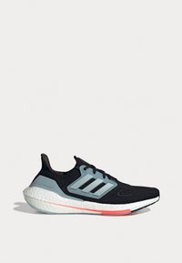 Chaussure de running Adidas Ultraboost noire avec une semelle blanche amortissante, des bandes latérales grises, des lacets noirs et une touche de rouge sur la semelle et la languette du talon.