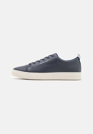Seitenansicht eines dunkelblauen Ledersneakers mit weißer Sohle und Schnürsenkeln, mit kleinem weißem Logo an der Seite.