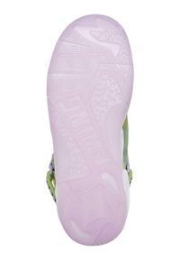 Jalatsialuse pealmine osa on tekstuuriga, läbipaistev helelilla toon. Ilmuvad geomeetrilised mustrid ja bränding. Aktsendid rohelises ja lavendlivärvis.