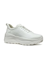 Sneakers bianchi con tomaia fittizia, dettagli in pelle liscia e suola spessa. I lacci e una linguetta sul tallone completano il design.