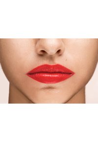 Labios completos con lápiz labial rojo, textura suave, acabado mate, con un sutil brillo en ciertas áreas. El tono de piel parece claro y uniforme.