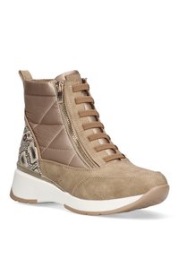 Botas de tobillo marrones con parte superior acolchada, cremallera lateral y detalles de encaje. Material de ante y acento de estampado de serpiente texturizado en el talón. Suela blanca ancha.