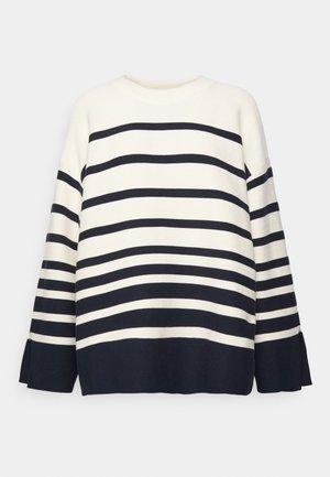 Hvid og navyblå langærmet sweater med rund hals og bandede ærmekanter, med vandrette striber i varierende tykkelse.