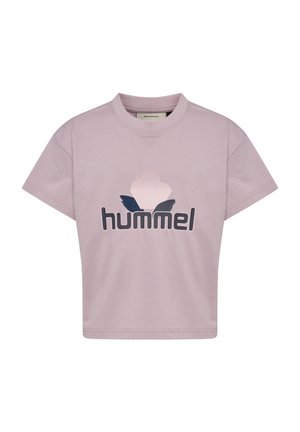 Lawendowy t-shirt z krótkim rękawem i okrągłym dekoltem, z napisem „hummel” i skrzydlatym logo w ciemnych i jasnych odcieniach na środku przodu.