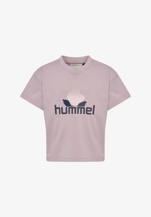 Lavendelfarbenes T-Shirt mit kurzen Ärmeln und Rundhalsausschnitt mit dem Schriftzug „hummel“ und einem geflügelten Logo in dunklen und hellen Farbtönen auf der Vorderseite in der Mitte.