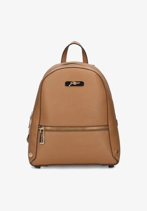 Zaino in pelle marrone chiaro con forma arrotondata, manico superiore, dettagli in metallo dorato, tasca con zip frontale e superficie liscia.