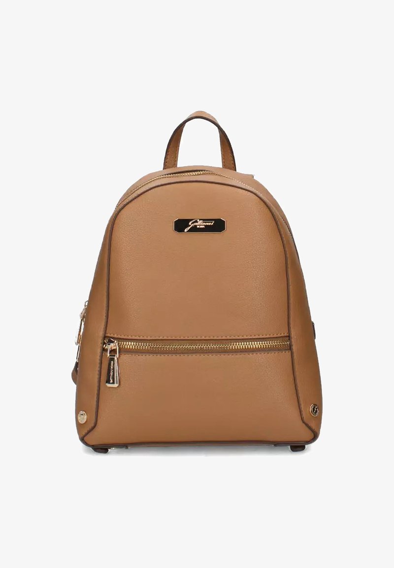 Zaino in pelle marrone chiaro con forma arrotondata, manico superiore, dettagli in metallo dorato, tasca con zip frontale e superficie liscia.