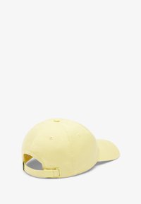 Gorra de béisbol amarilla con visera curvada, hecha de tela suave. Correa ajustable en la parte posterior y ojales de ventilación para transpirabilidad.