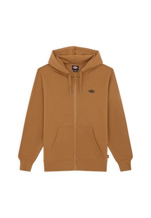 Brun zip-up hoodie med en frontkangaroo-lomme og et lille broderet logo på brystet. Enkel design med snoretræk på hætten.
