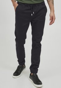11 Project PRLOUIS REGULAR FIT - Tepláky - black