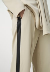 KARL LAGERFELD TAILORED SUIT PANTS - Kelnės - beige