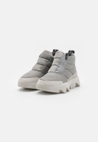 Bottines rembourrées grises avec fermeture éclair et semelle texturée. Présente un dessus lisse et une semelle intermédiaire blanche contrastante.