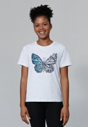 Lichtgrijs katoen T-shirt met een grote blauwe en zwarte vlinderafbeelding op de voorkant. Ronde hals en korte mouwen, ontspannen pasvorm.