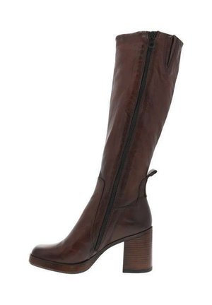 Botte en cuir marron jusqu'au genou avec un talon carré, fermeture éclair sur le côté et panneaux texturés. Dispose d'une languette à l'arrière pour un enfilage facile.