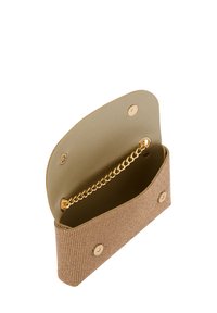Beige tekstureret clutch med en struktureret form, kæde i guldtoner og trykknaplukninger. Indvendigt har den en glat, lysfarvet foret.