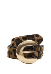 Læderbælte i leopardprint med en bred spænde i guldfarvet metal. Designet har en blød tekstur og konturer for et tætsiddende look.